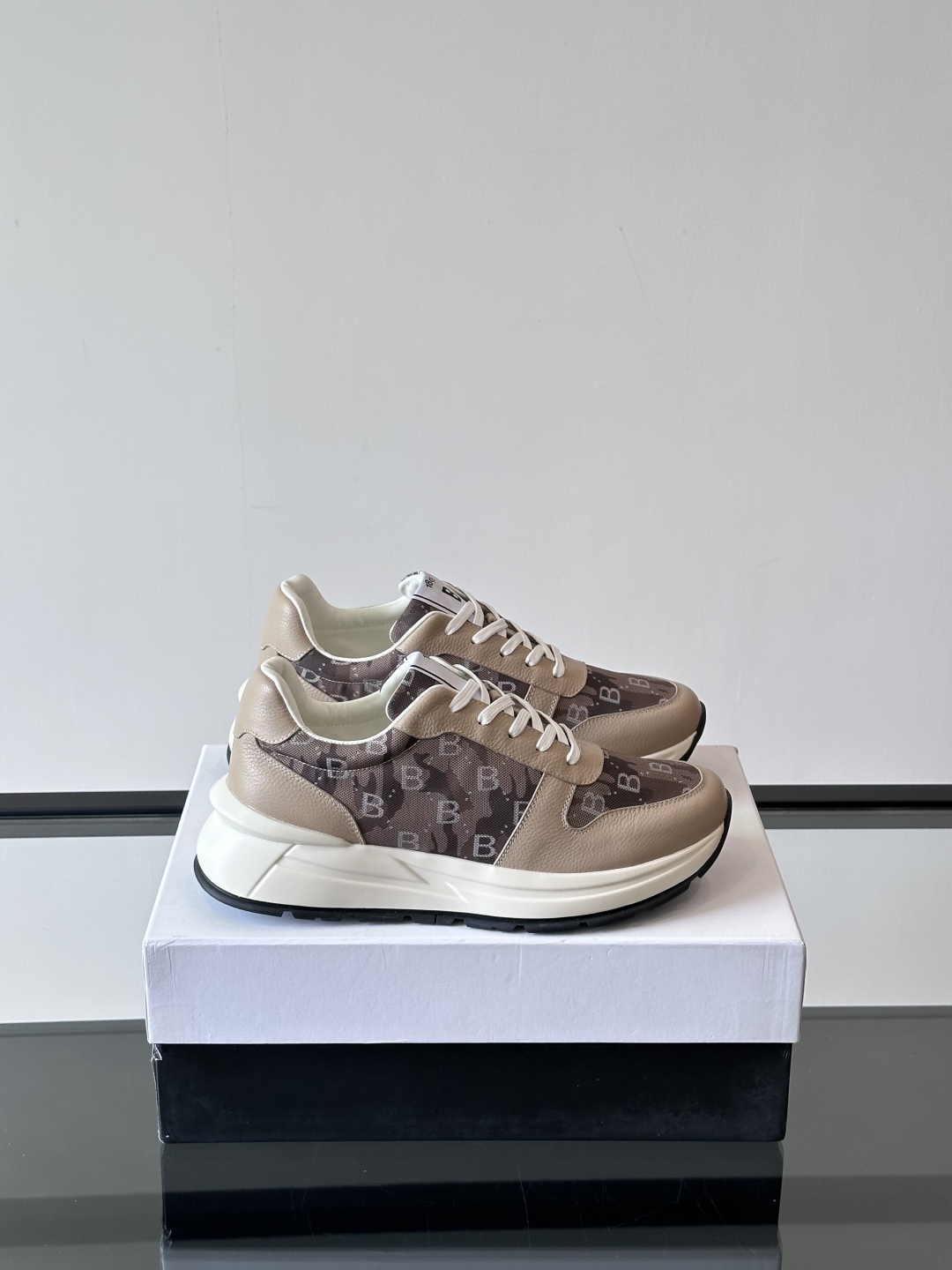 Berluti/布鲁提 低帮休闲运动鞋，这款百搭的低帮运动鞋鞋面采用进口牛皮拼接科技布打造。外侧饰有sc