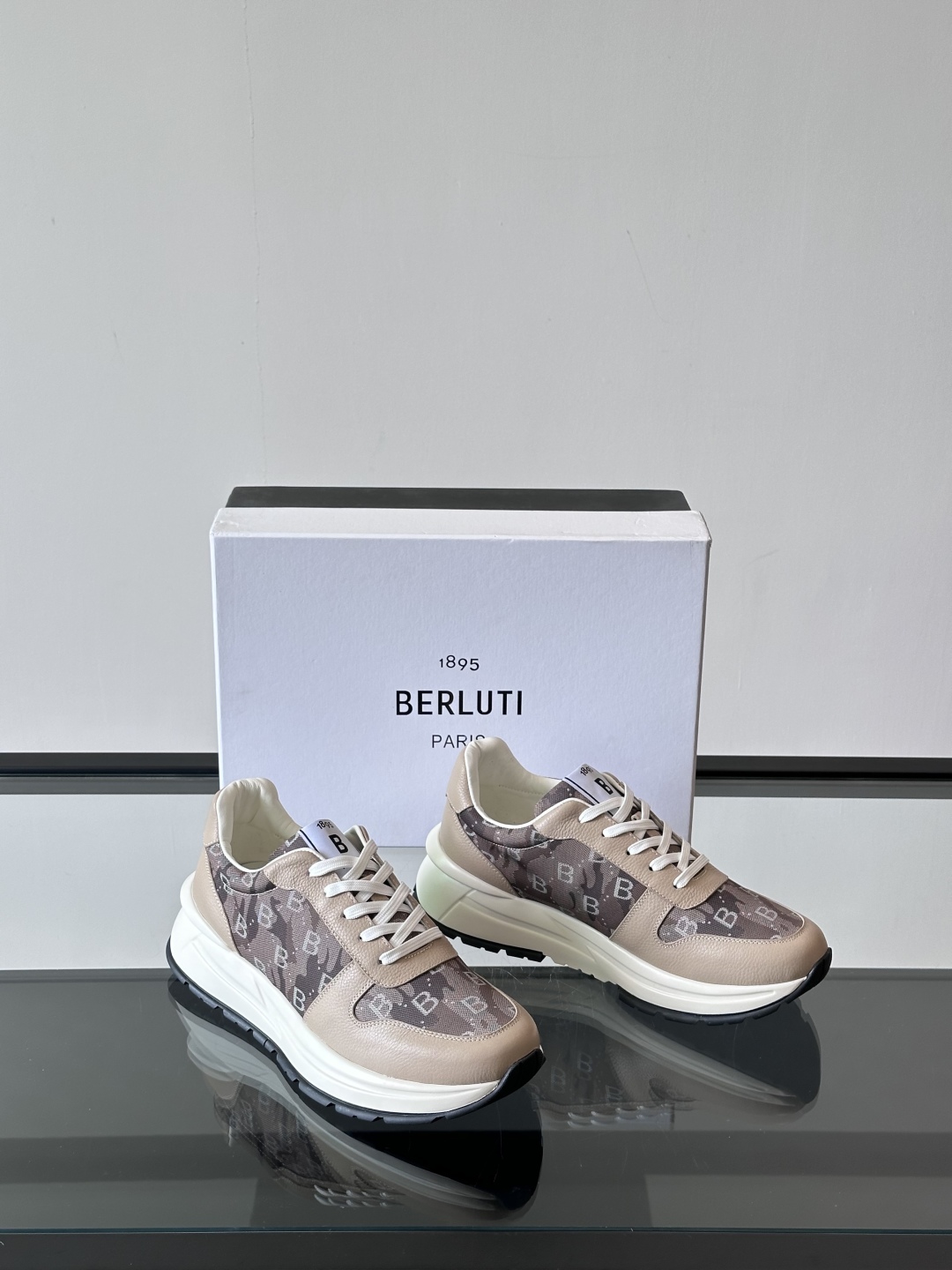 Berluti/布鲁提 低帮休闲运动鞋，这款百搭的低帮运动鞋鞋面采用进口牛皮拼接科技布打造。外侧饰有sc