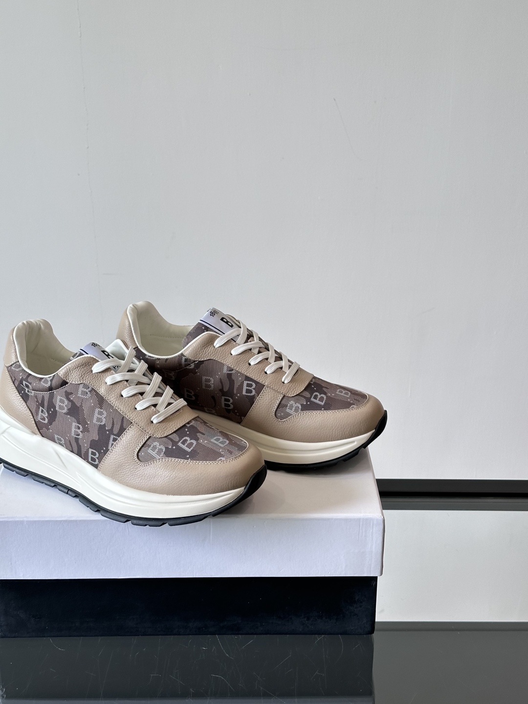 Berluti/布鲁提 低帮休闲运动鞋，这款百搭的低帮运动鞋鞋面采用进口牛皮拼接科技布打造。外侧饰有sc