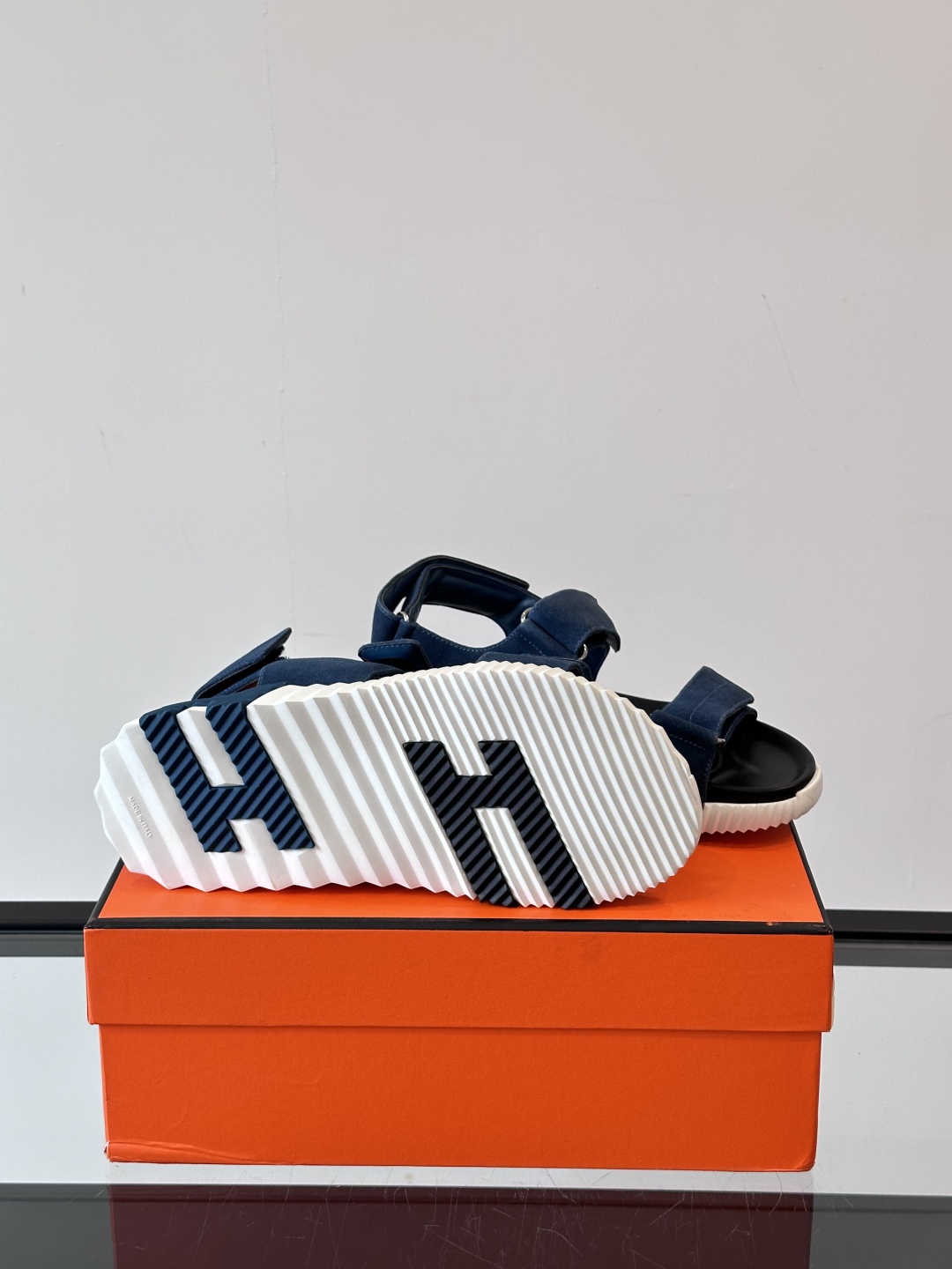 H家Junior凉鞋NaPPa皮革机能凉鞋。轻盈鞋底装饰几何图案，打造活力时尚风格。鞋底高度3.8厘米。