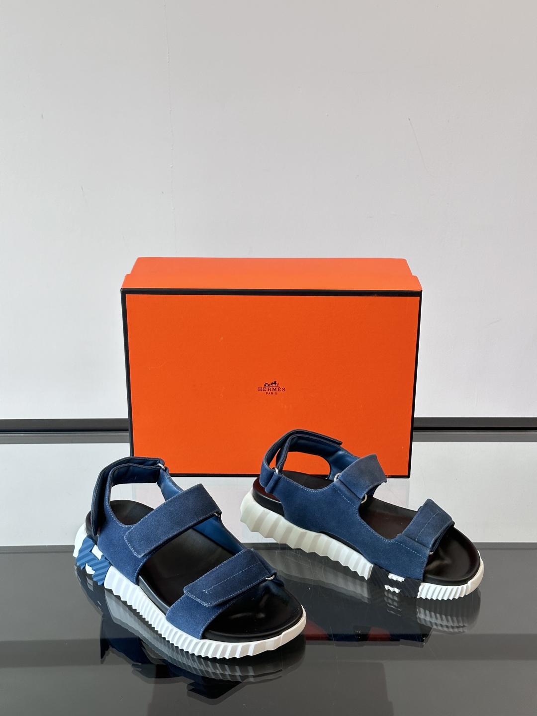H家Junior凉鞋NaPPa皮革机能凉鞋。轻盈鞋底装饰几何图案，打造活力时尚风格。鞋底高度3.8厘米。