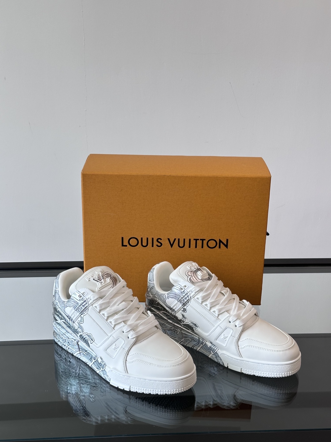Louis Vuitton x L Trainer Hand-Painted Sneakers - Wave Design, Comfortable Fit 6 cmp i1747561671487 622 0 4