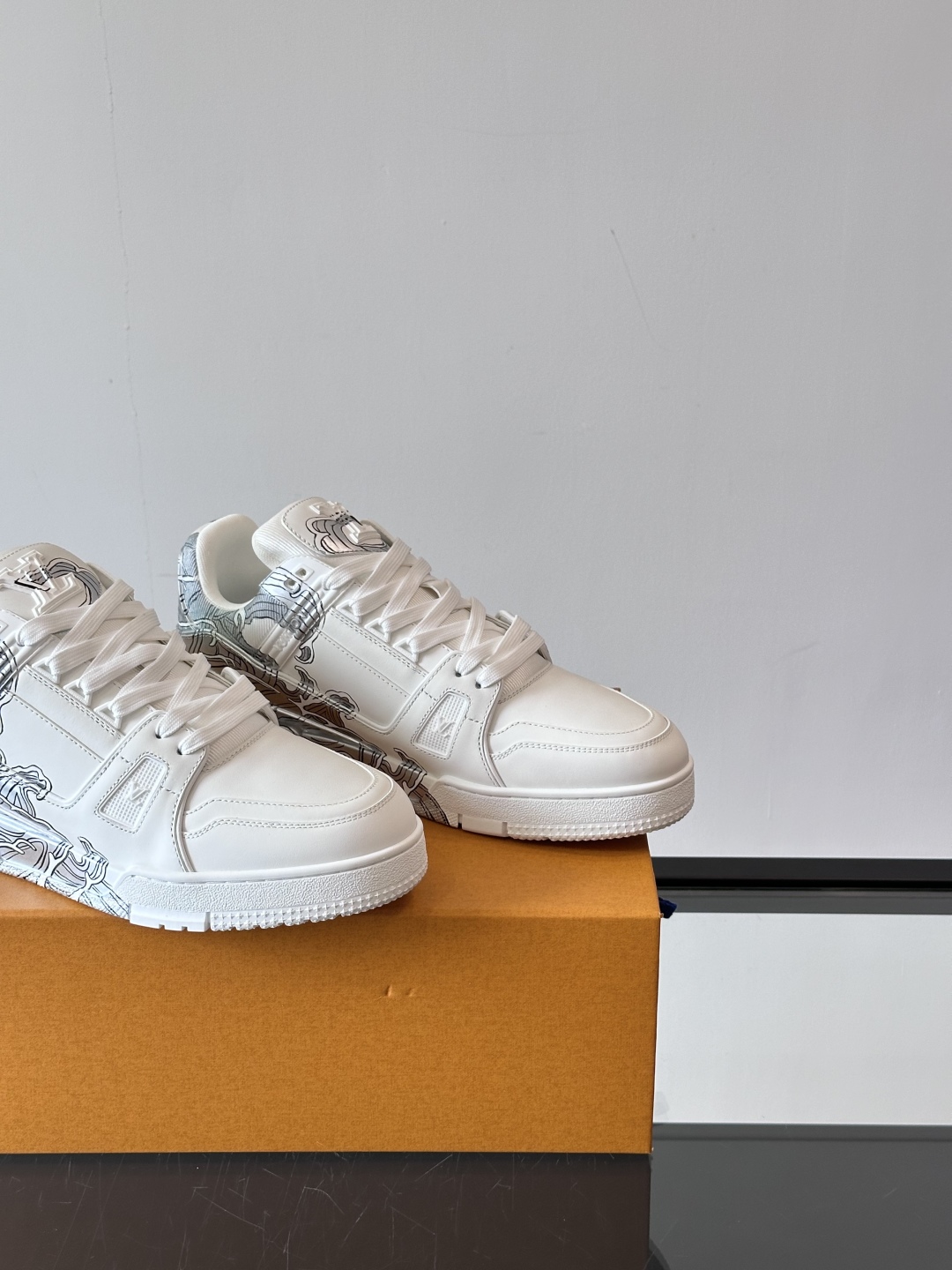 Louis Vuitton x L Trainer Hand-Painted Sneakers - Wave Design, Comfortable Fit 8 cmp i1747561671558 4906 0 6