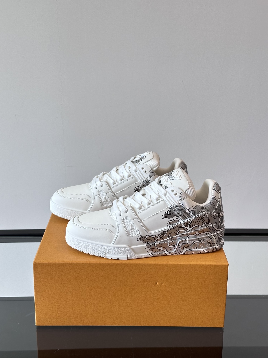 Louis Vuitton x L Trainer Hand-Painted Sneakers - Wave Design, Comfortable Fit 4 cmp i1747561671565 6155 0 2