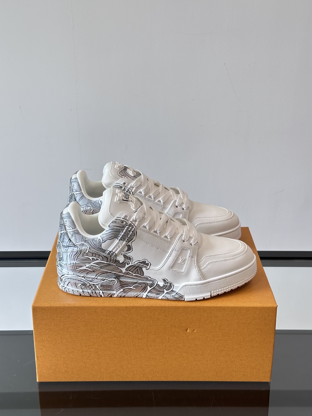 Louis Vuitton x L Trainer Hand-Painted Sneakers - Wave Design, Comfortable Fit 2 cmp i1747561671592 1754 0 0
