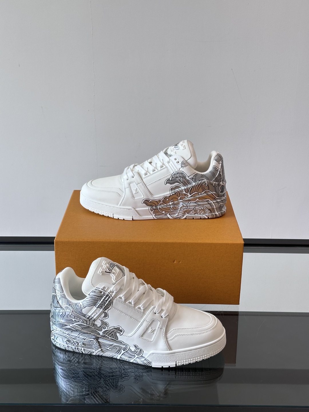 Louis Vuitton x L Trainer Hand-Painted Sneakers - Wave Design, Comfortable Fit 5 cmp i1747561675319 1508 0 3