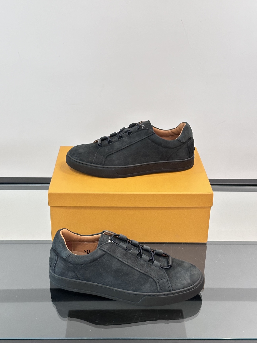 Tod'S 🆕新款男士休闲运动鞋，意大利进口小牛皮，质感高端细腻，内里全小牛皮面料，贴肤柔软，简约不简单