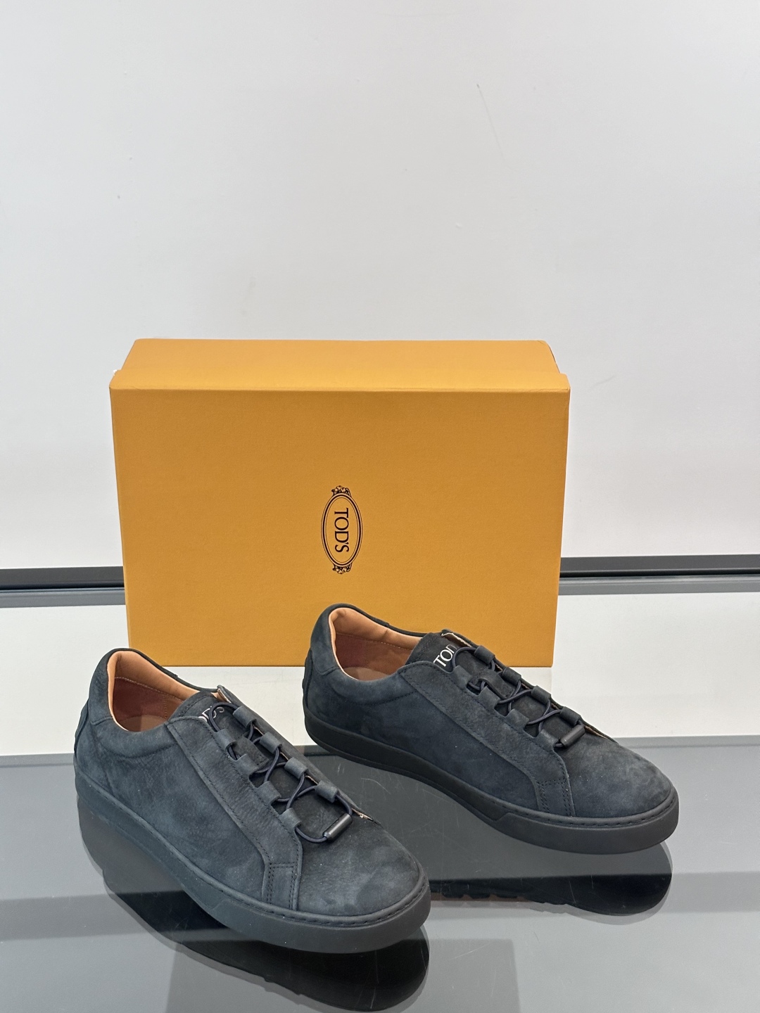 Tod'S 🆕新款男士休闲运动鞋，意大利进口小牛皮，质感高端细腻，内里全小牛皮面料，贴肤柔软，简约不简单