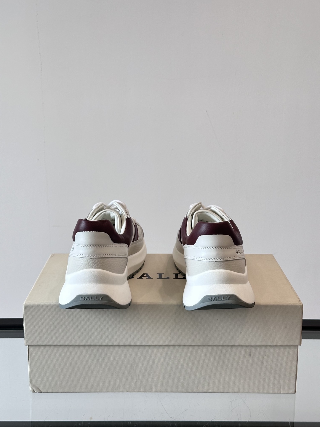 BALLY/巴利新款男士厚底皮革运动休闲鞋，这款皮革运动鞋采用小牛皮拼接打造，糅合优雅风范与创新设计。两