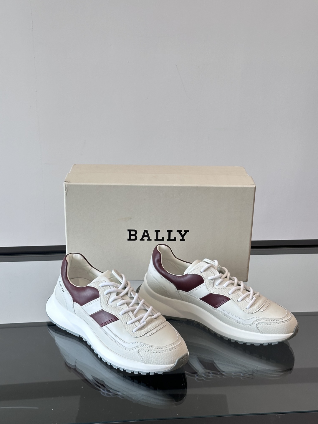 BALLY/巴利新款男士厚底皮革运动休闲鞋，这款皮革运动鞋采用小牛皮拼接打造，糅合优雅风范与创新设计。两
