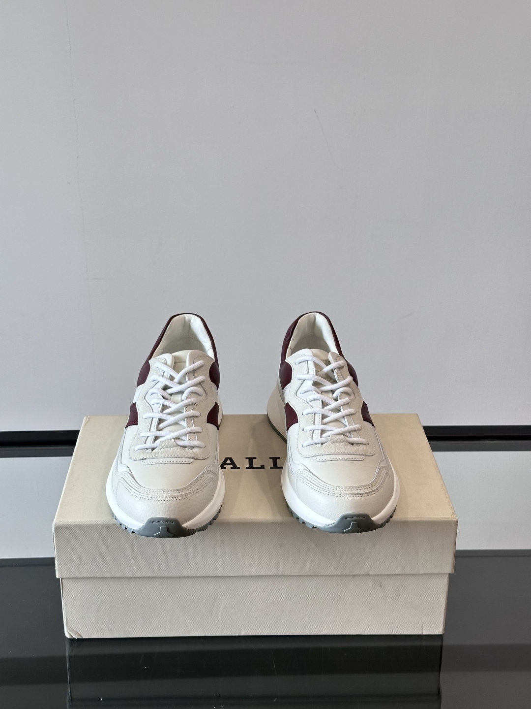 BALLY/巴利新款男士厚底皮革运动休闲鞋，这款皮革运动鞋采用小牛皮拼接打造，糅合优雅风范与创新设计。两