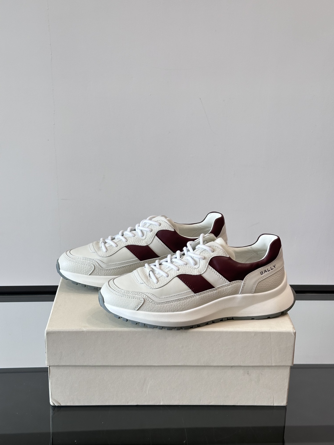 BALLY/巴利新款男士厚底皮革运动休闲鞋，这款皮革运动鞋采用小牛皮拼接打造，糅合优雅风范与创新设计。两