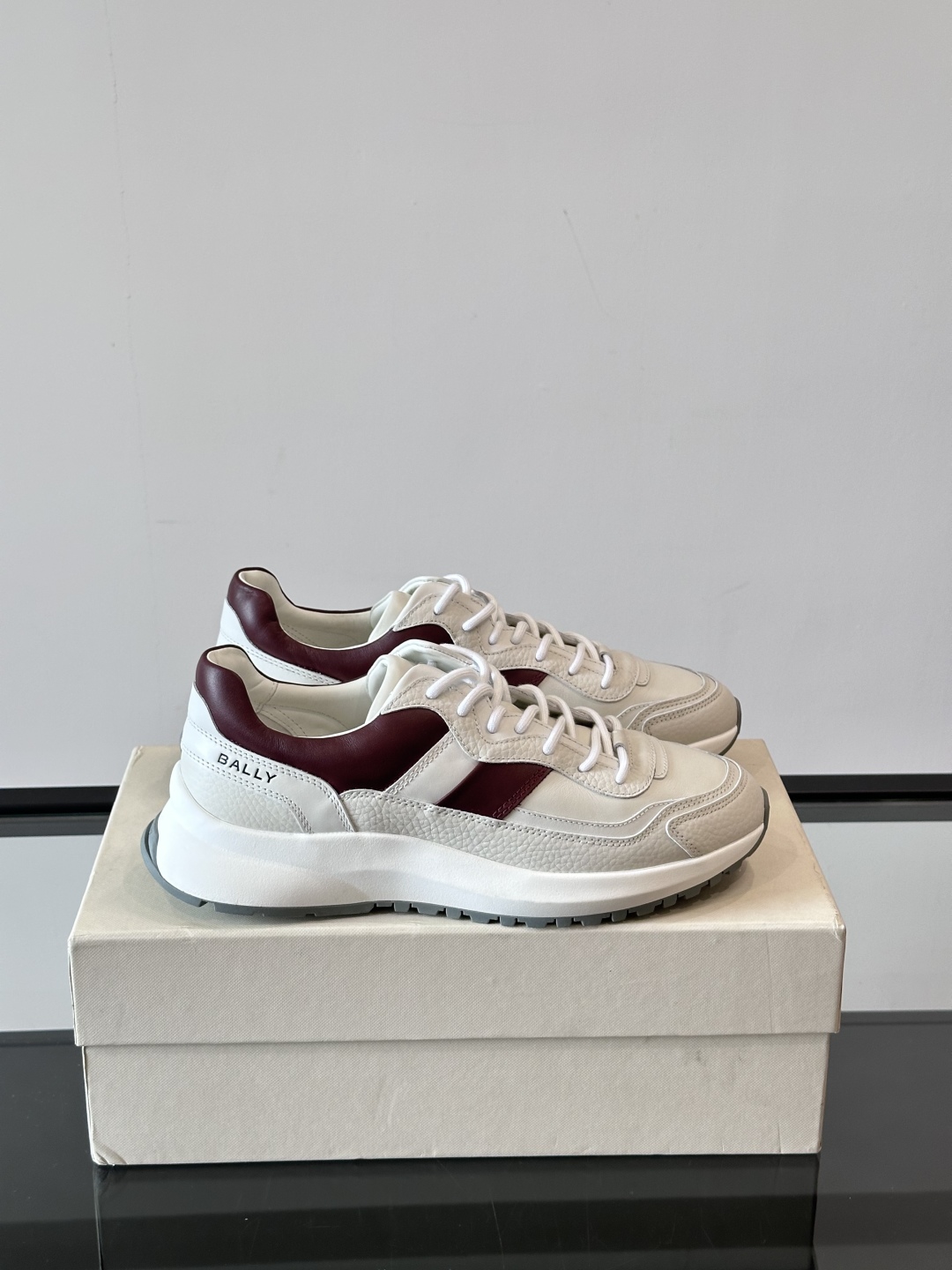 BALLY/巴利新款男士厚底皮革运动休闲鞋，这款皮革运动鞋采用小牛皮拼接打造，糅合优雅风范与创新设计。两