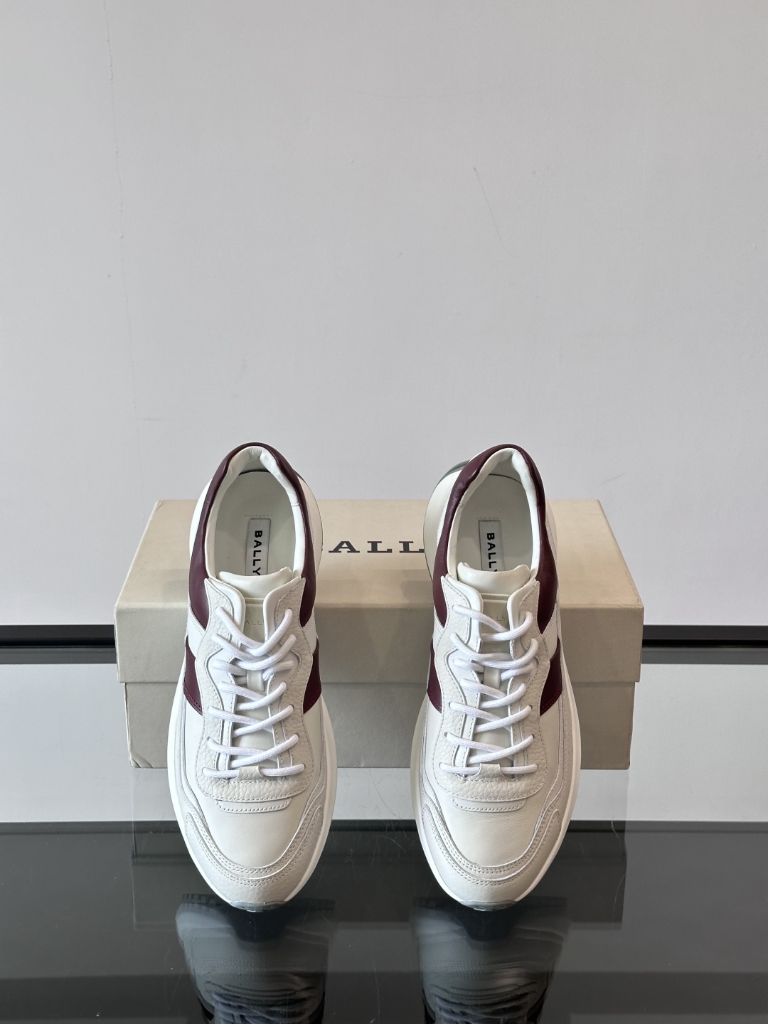 BALLY/巴利新款男士厚底皮革运动休闲鞋，这款皮革运动鞋采用小牛皮拼接打造，糅合优雅风范与创新设计。两