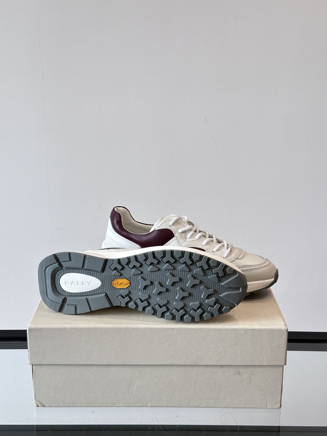 BALLY/巴利新款男士厚底皮革运动休闲鞋，这款皮革运动鞋采用小牛皮拼接打造，糅合优雅风范与创新设计。两