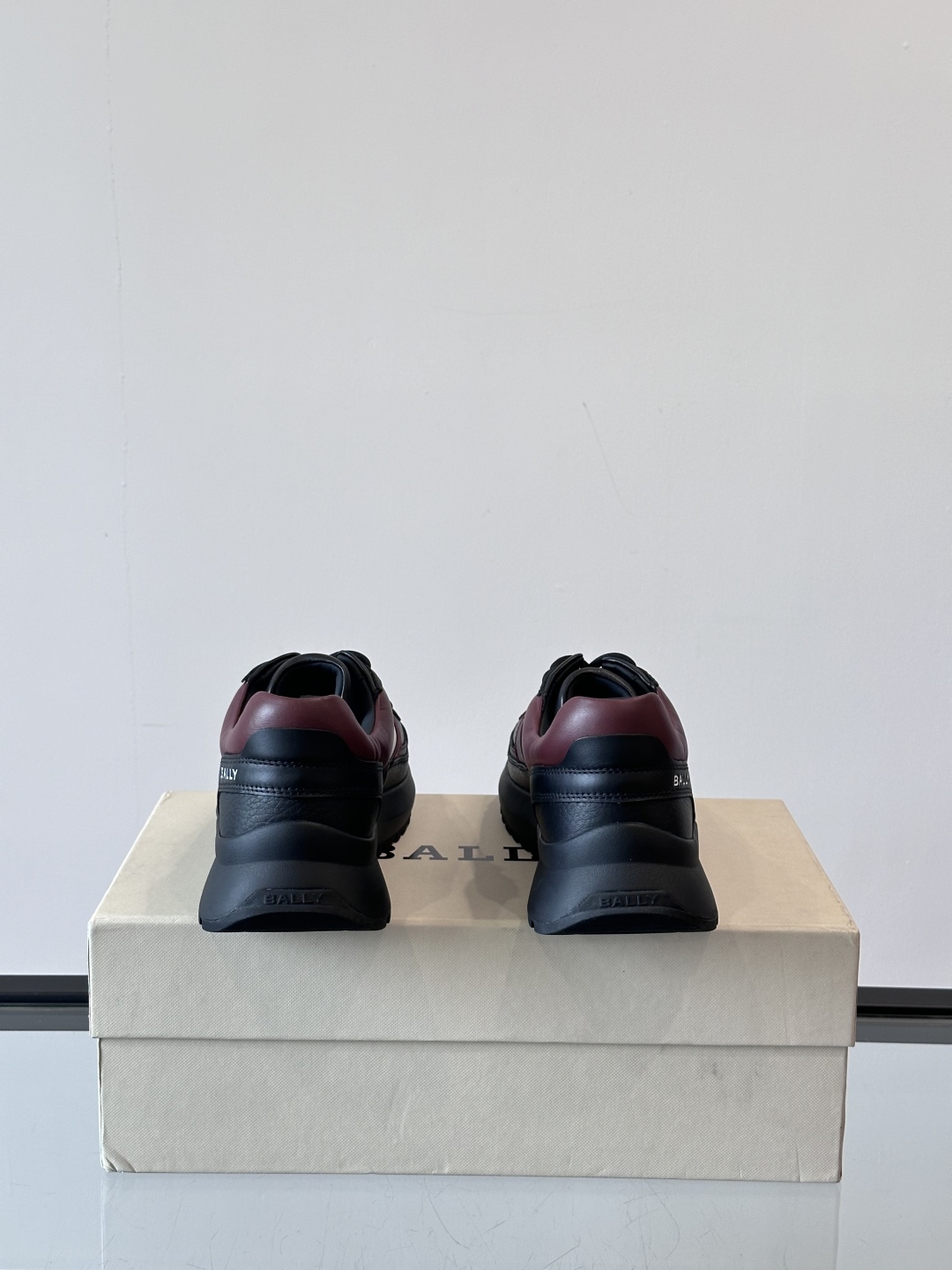 BALLY/巴利新款男士厚底皮革运动休闲鞋，这款皮革运动鞋采用小牛皮拼接打造，糅合优雅风范与创新设计。两