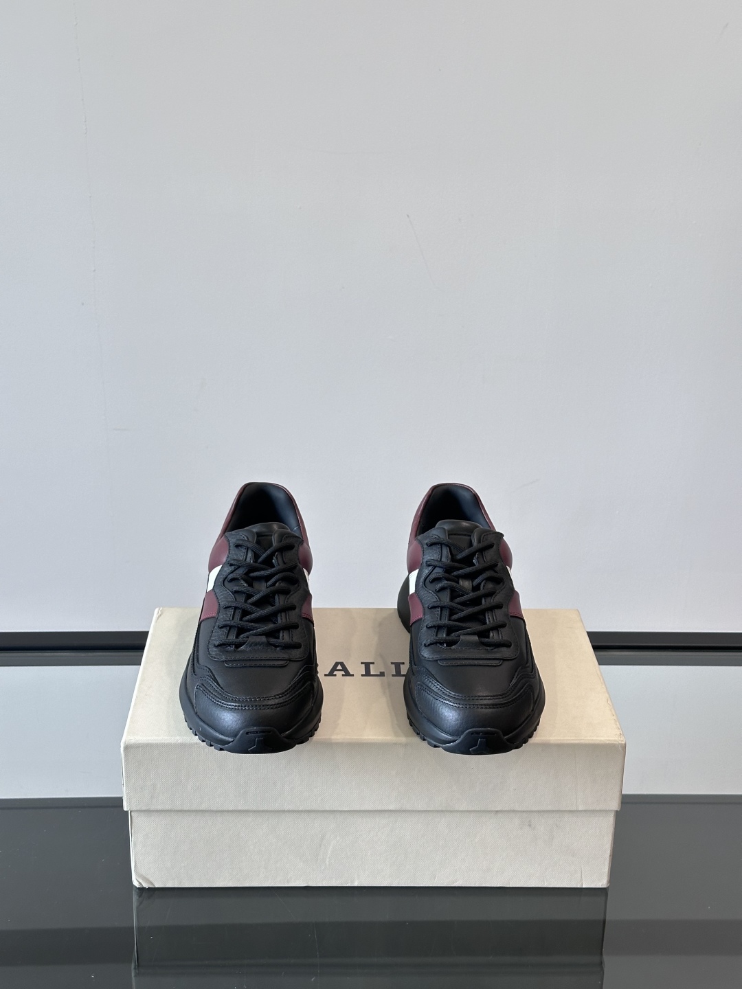 BALLY/巴利新款男士厚底皮革运动休闲鞋，这款皮革运动鞋采用小牛皮拼接打造，糅合优雅风范与创新设计。两