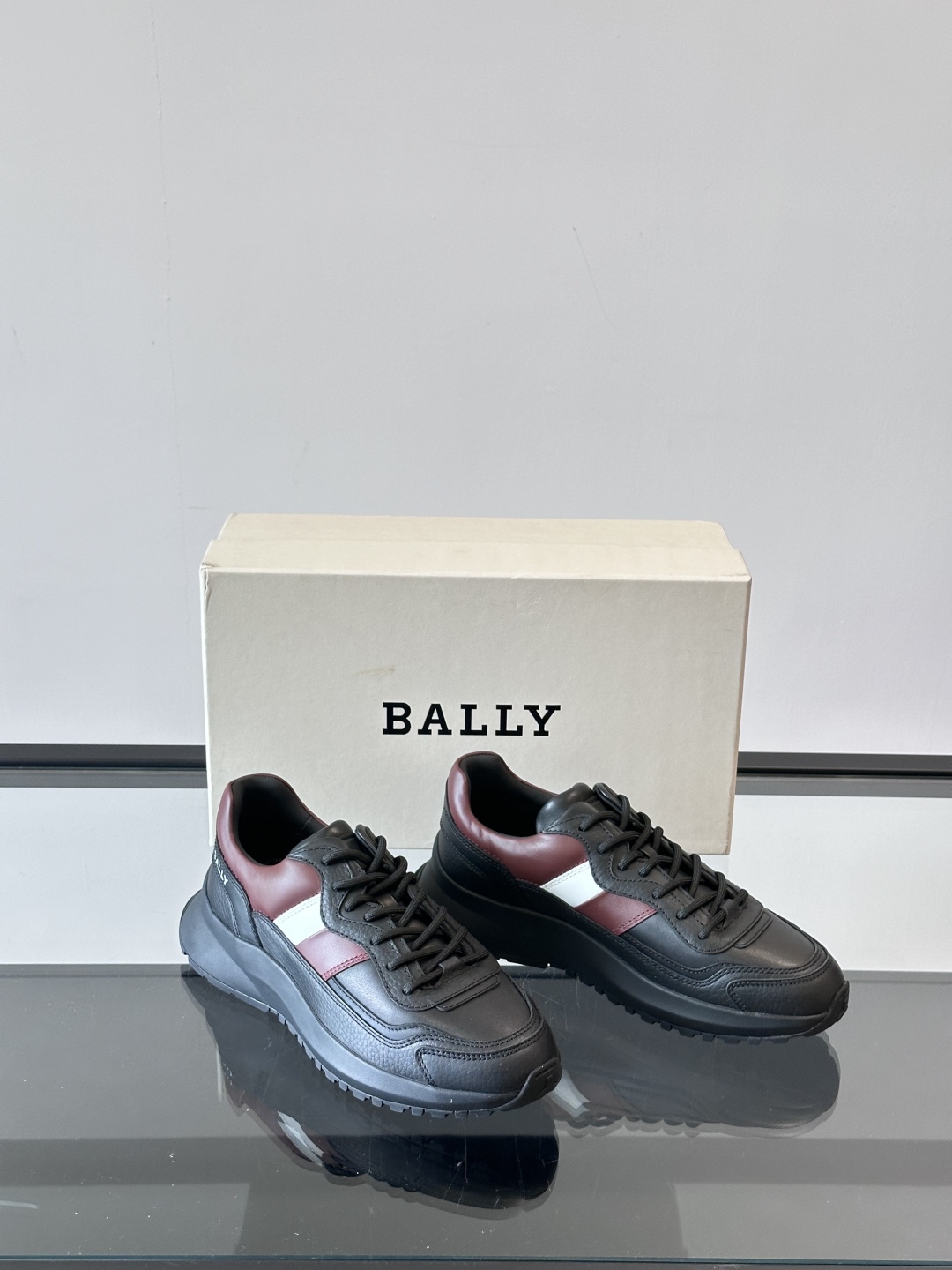 BALLY/巴利新款男士厚底皮革运动休闲鞋，这款皮革运动鞋采用小牛皮拼接打造，糅合优雅风范与创新设计。两