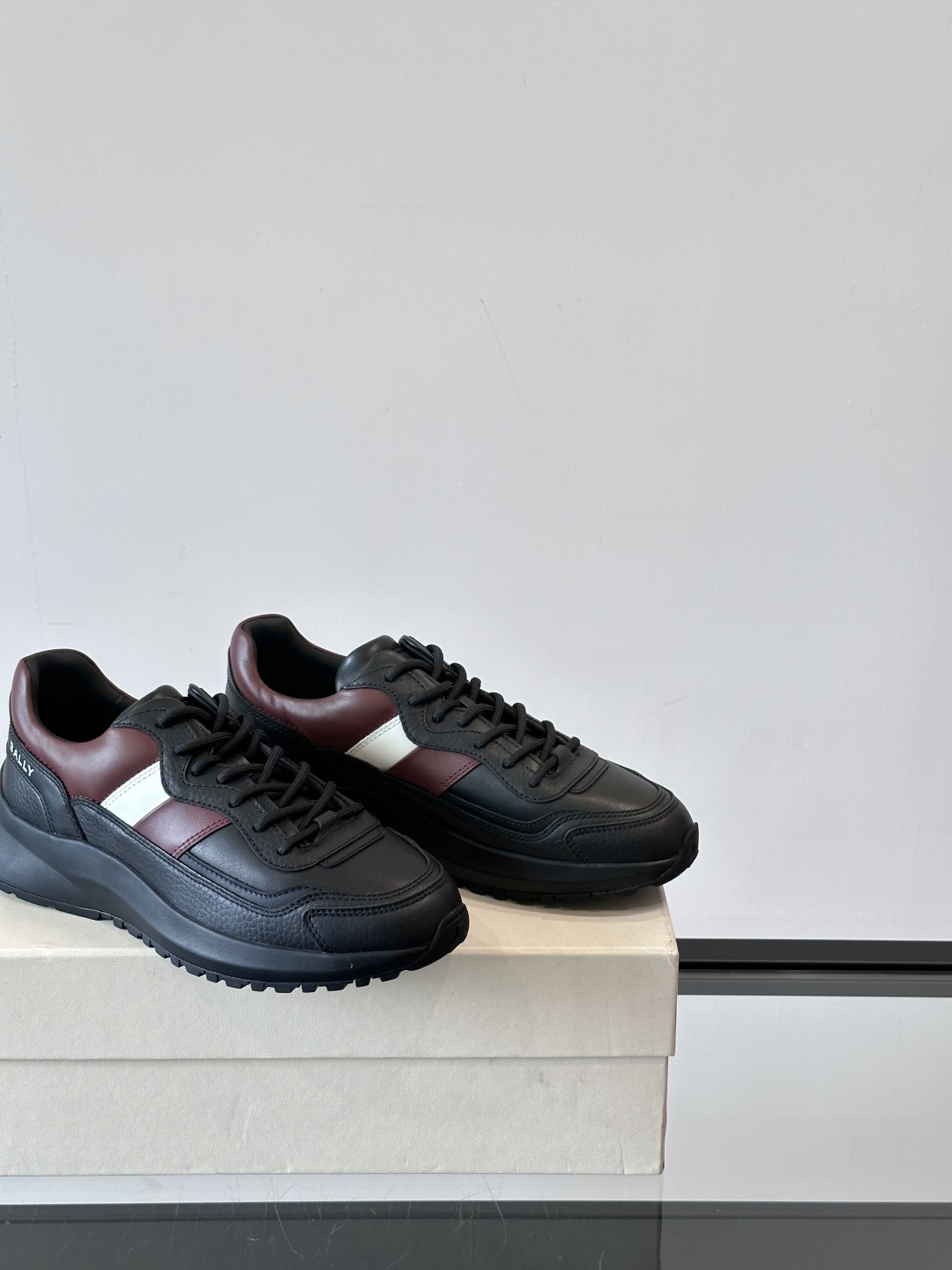 BALLY/巴利新款男士厚底皮革运动休闲鞋，这款皮革运动鞋采用小牛皮拼接打造，糅合优雅风范与创新设计。两