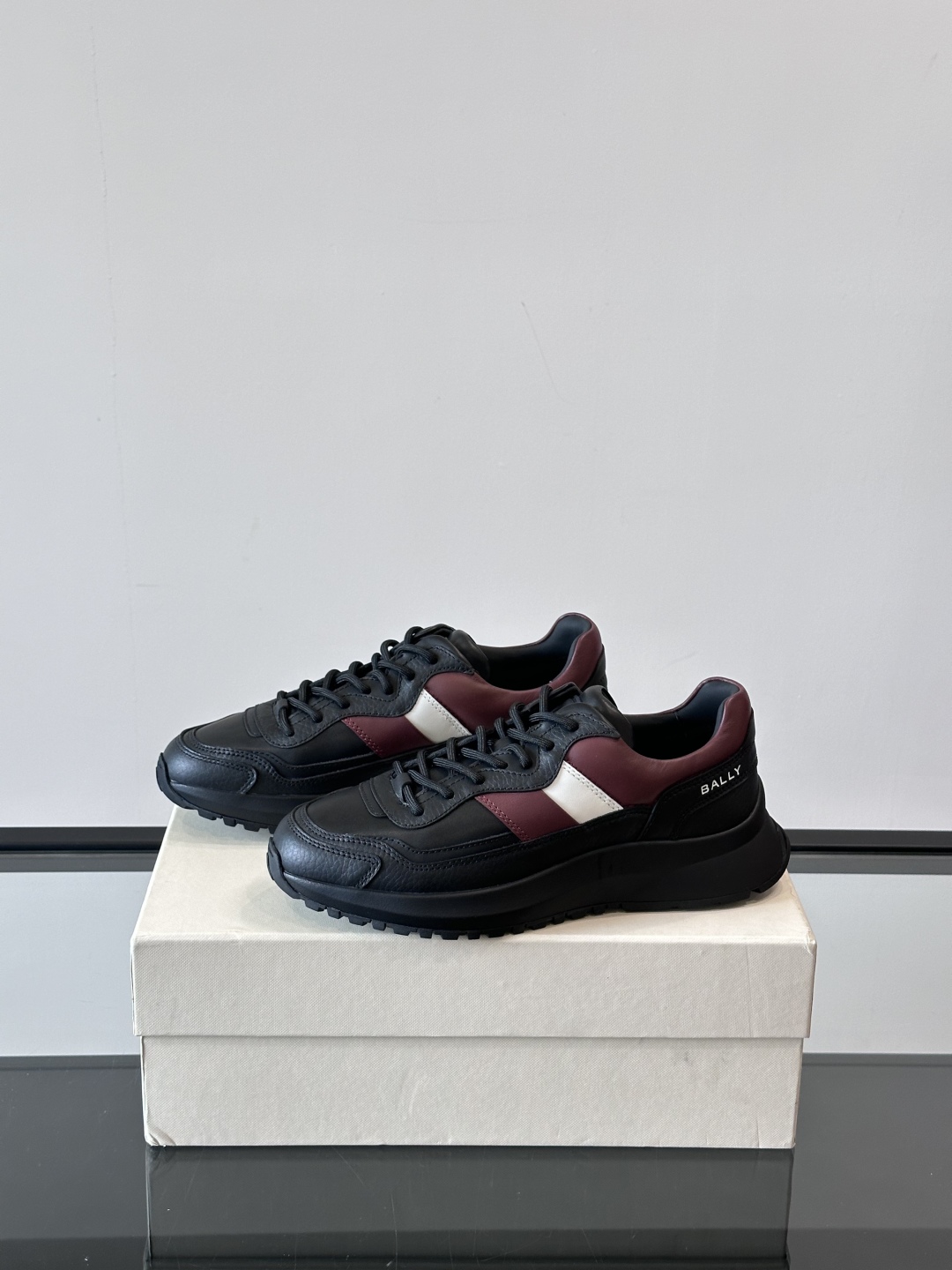 BALLY/巴利新款男士厚底皮革运动休闲鞋，这款皮革运动鞋采用小牛皮拼接打造，糅合优雅风范与创新设计。两