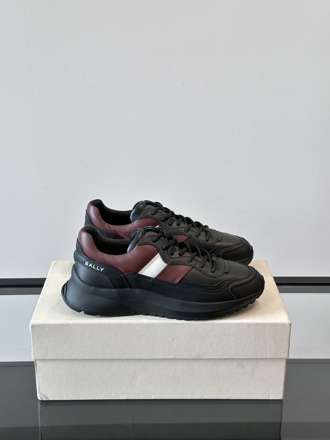 BALLY/巴利新款男士厚底皮革运动休闲鞋，这款皮革运动鞋采用小牛皮拼接打造，糅合优雅风范与创新设计。两