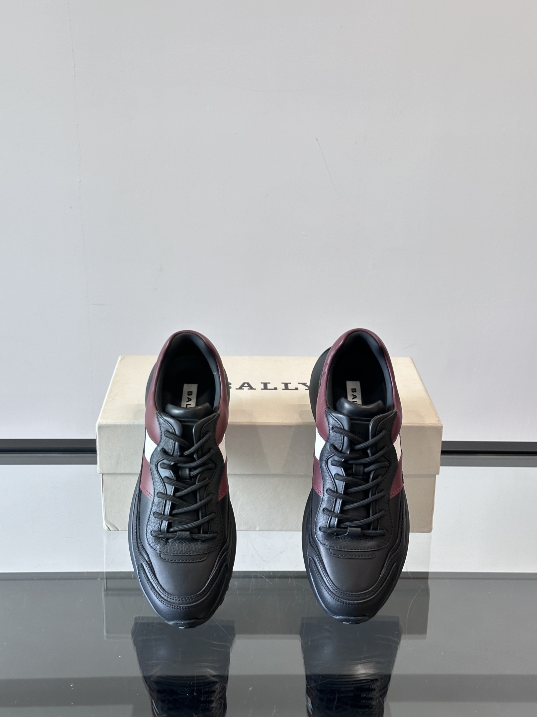 BALLY/巴利新款男士厚底皮革运动休闲鞋，这款皮革运动鞋采用小牛皮拼接打造，糅合优雅风范与创新设计。两