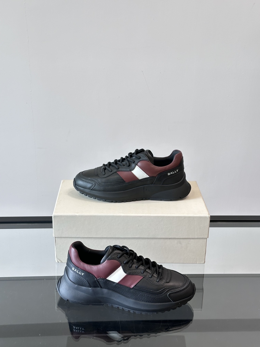 BALLY/巴利新款男士厚底皮革运动休闲鞋，这款皮革运动鞋采用小牛皮拼接打造，糅合优雅风范与创新设计。两