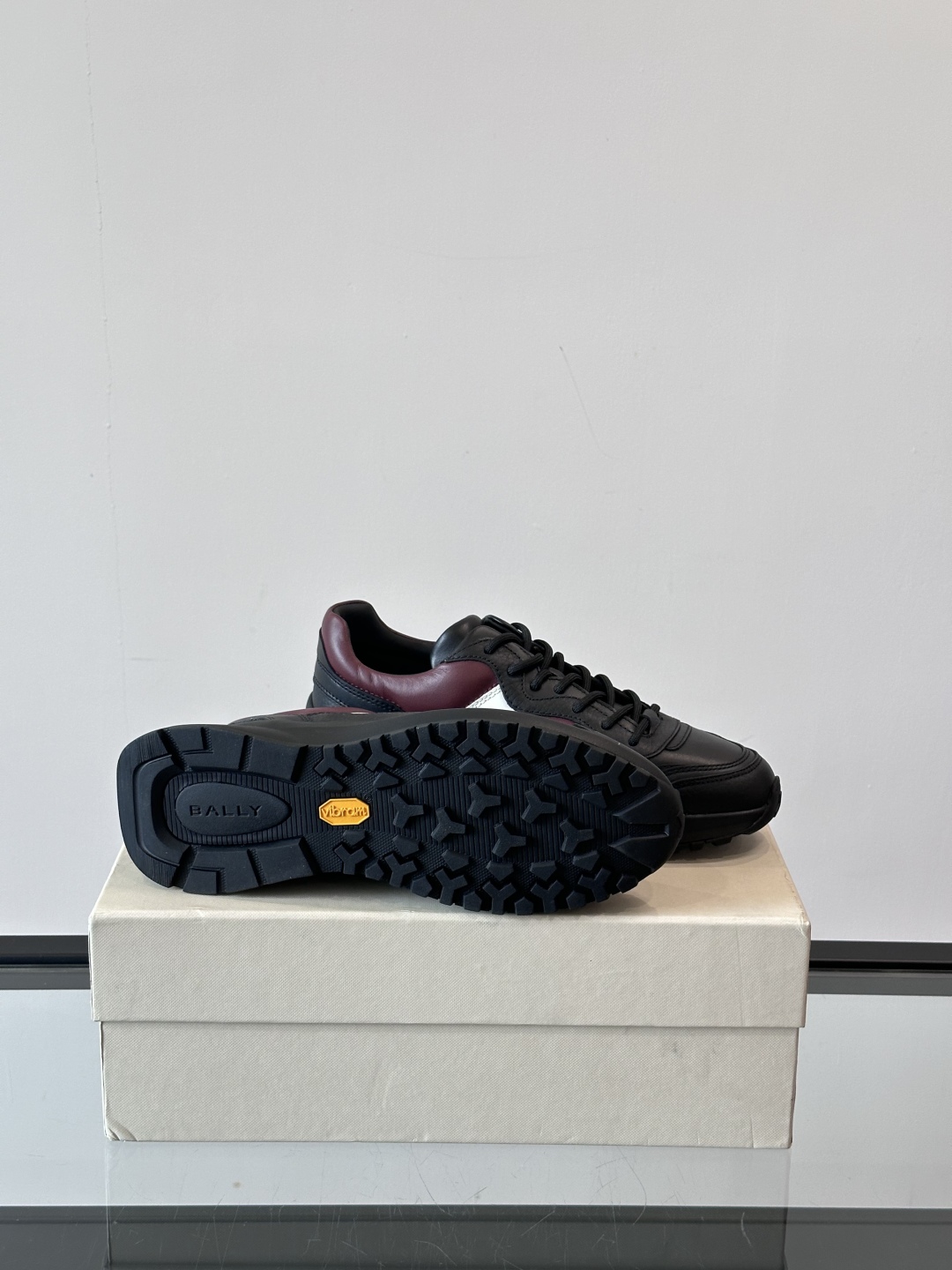BALLY/巴利新款男士厚底皮革运动休闲鞋，这款皮革运动鞋采用小牛皮拼接打造，糅合优雅风范与创新设计。两