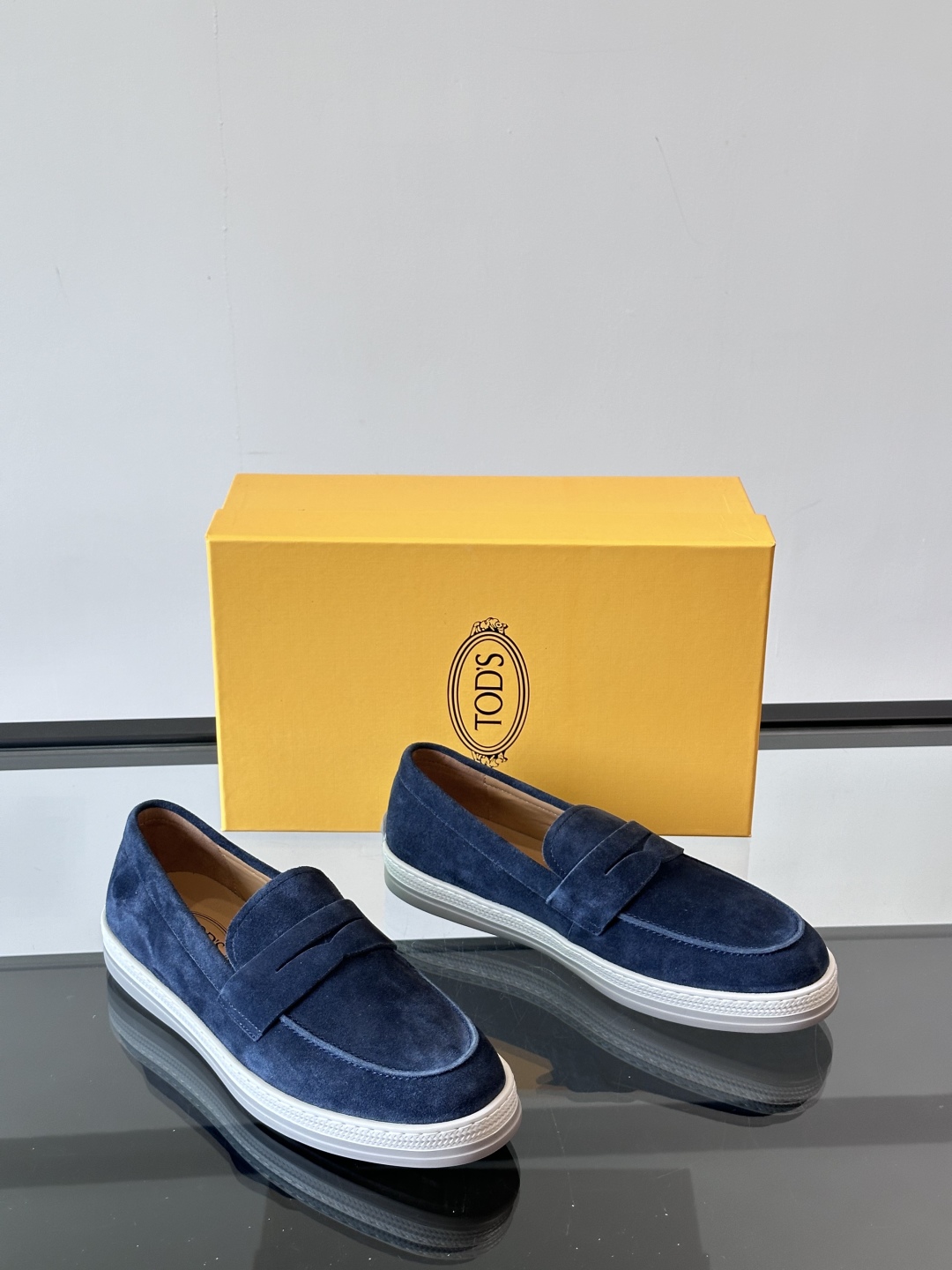 TOD’S/托德斯新款男士乐福休闲鞋，这款鞋选用头层牛皮制成，橡胶大底尽显品牌元素，轻松提升日常造型。
