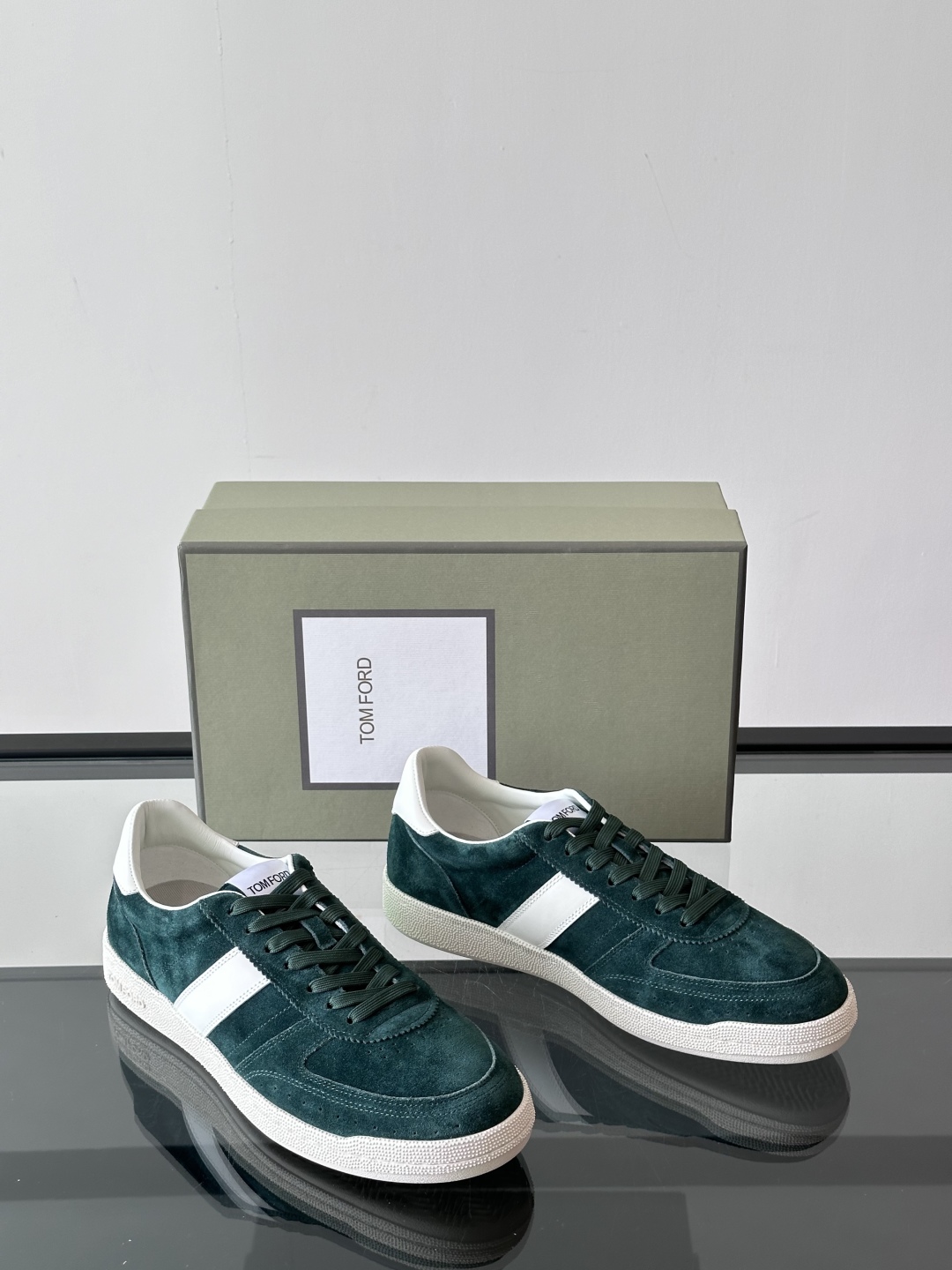 TOMFORD 新款男士休闲运动鞋，进口麂皮材质拼接牛皮面料，质感高端细腻，小牛皮垫脚，贴肤柔软，简约不