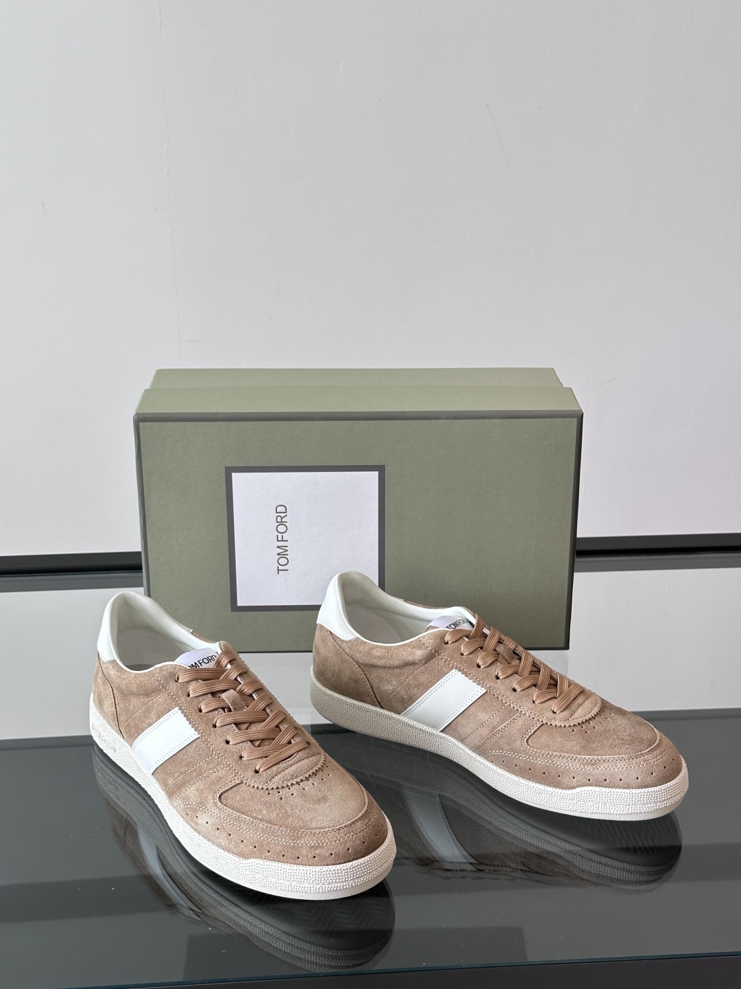 TOMFORD 新款男士休闲运动鞋，进口麂皮材质拼接牛皮面料，质感高端细腻，小牛皮垫脚，贴肤柔软，简约不