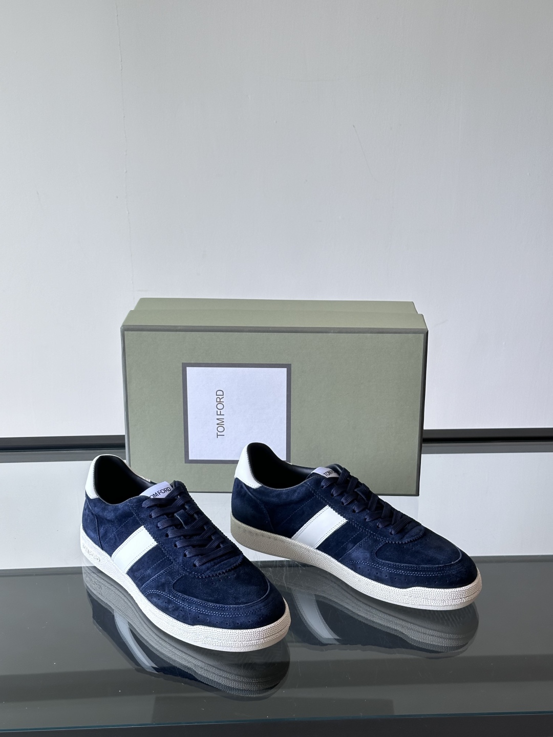 TOMFORD 新款男士休闲运动鞋，进口麂皮材质拼接牛皮面料，质感高端细腻，小牛皮垫脚，贴肤柔软，简约不
