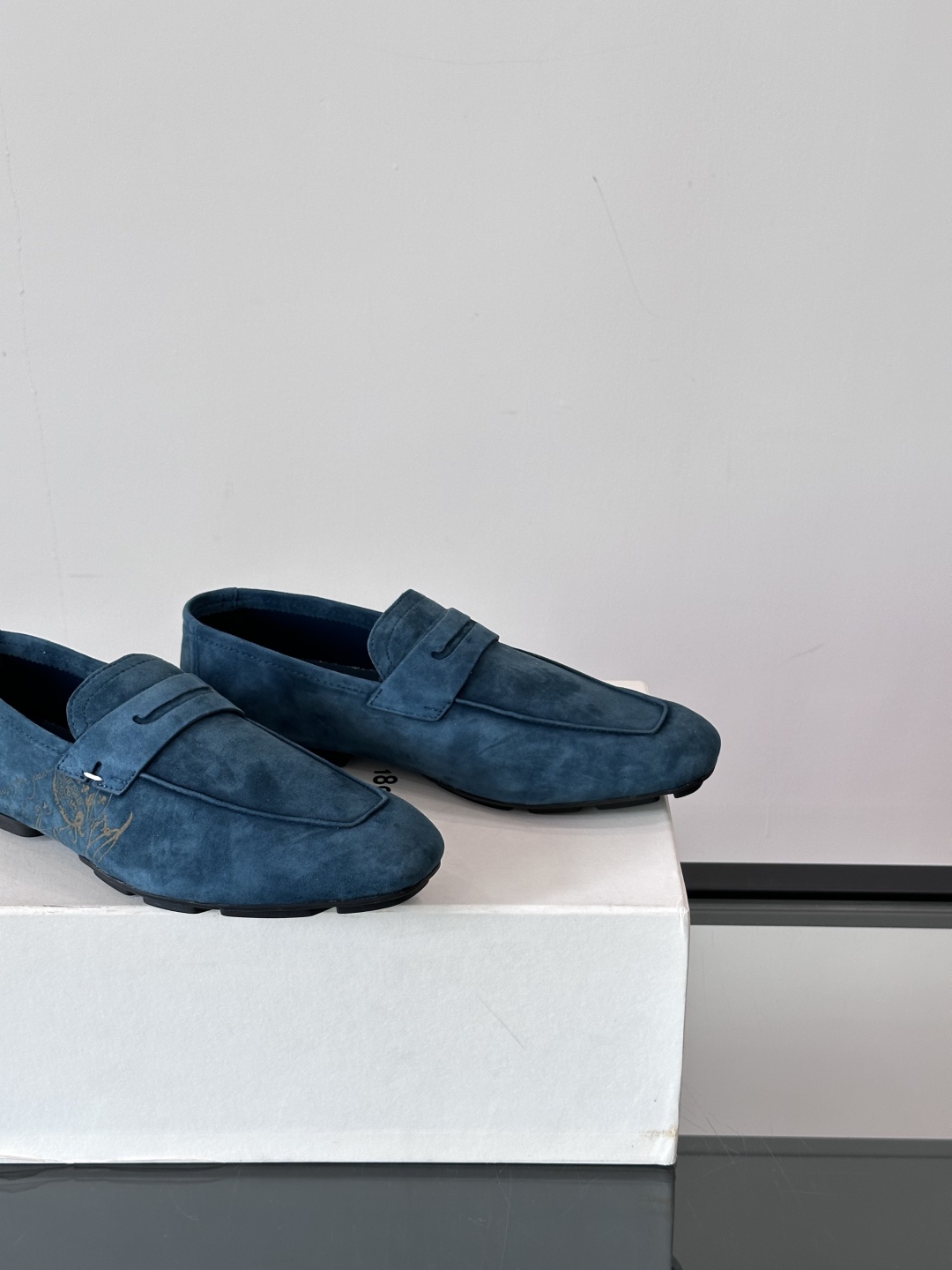 Berluti/布鲁提Eden Scritto图纹皮革便鞋男士套脚款，采用进口牛皮鞋面 柔软有型 舒适透