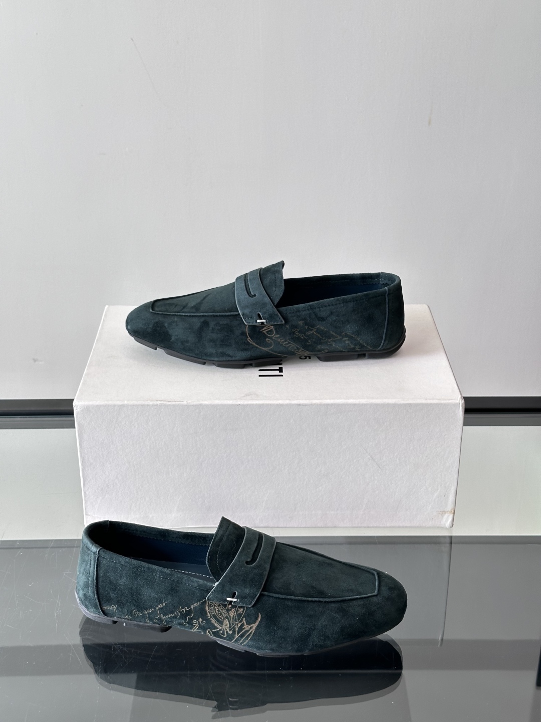 Berluti/布鲁提Eden Scritto图纹皮革便鞋男士套脚款，采用进口牛皮鞋面 柔软有型 舒适透