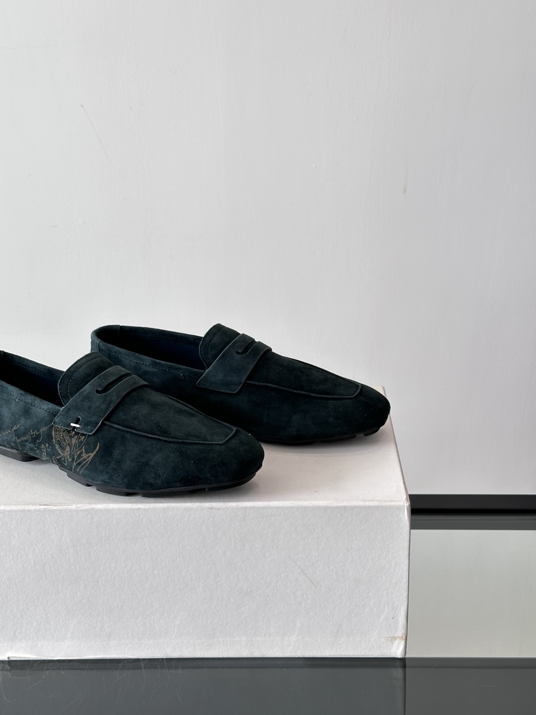 Berluti/布鲁提Eden Scritto图纹皮革便鞋男士套脚款，采用进口牛皮鞋面 柔软有型 舒适透