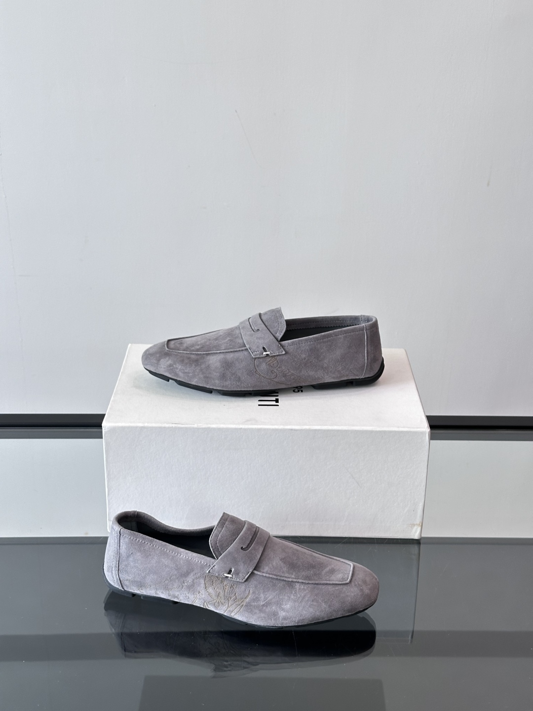 Berluti/布鲁提Eden Scritto图纹皮革便鞋男士套脚款，采用进口牛皮鞋面 柔软有型 舒适透
