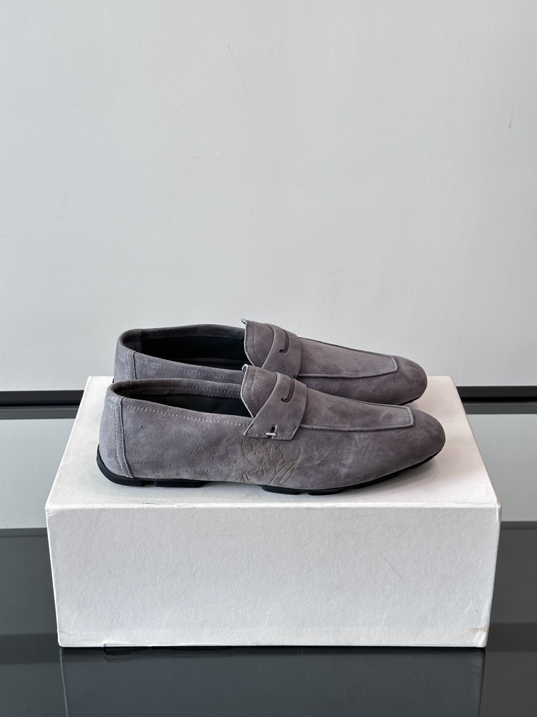 Berluti/布鲁提Eden Scritto图纹皮革便鞋男士套脚款，采用进口牛皮鞋面 柔软有型 舒适透