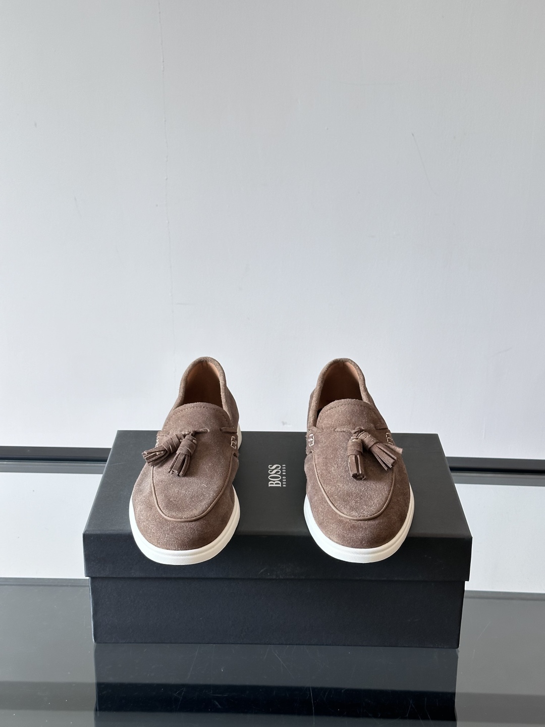 BOSS男士新款套脚流苏乐福鞋👞，
选用进口麂皮制成，鞋面同材质流苏吊坠装饰，细致均匀的手工马克走线，经