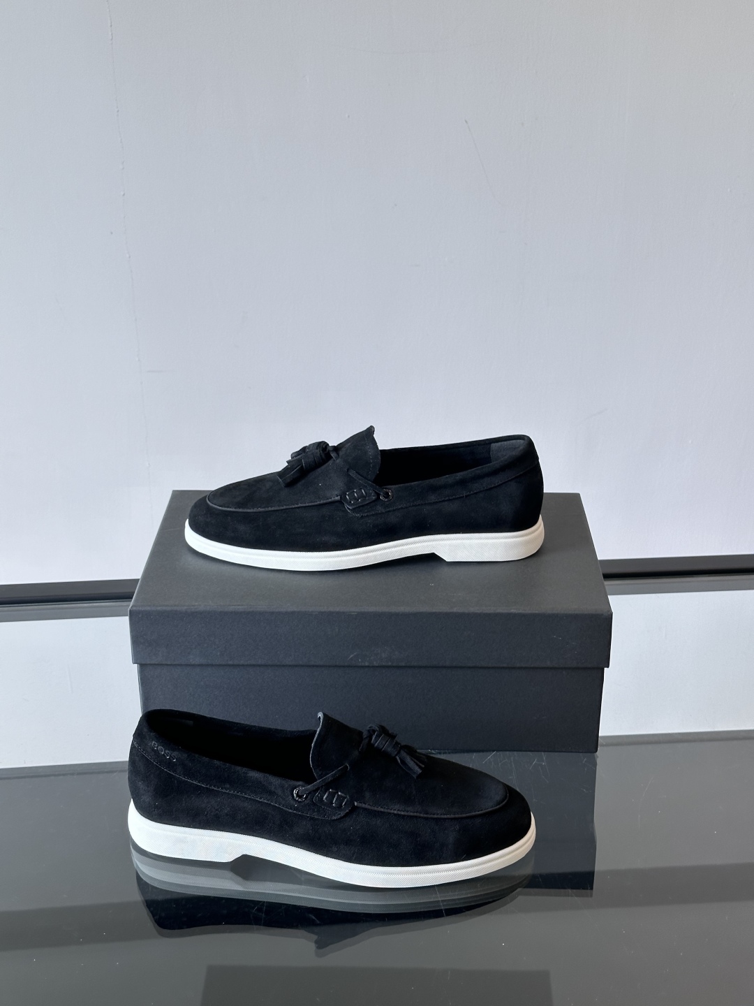 BOSS男士新款套脚流苏乐福鞋👞，
选用进口麂皮制成，鞋面同材质流苏吊坠装饰，细致均匀的手工马克走线，经