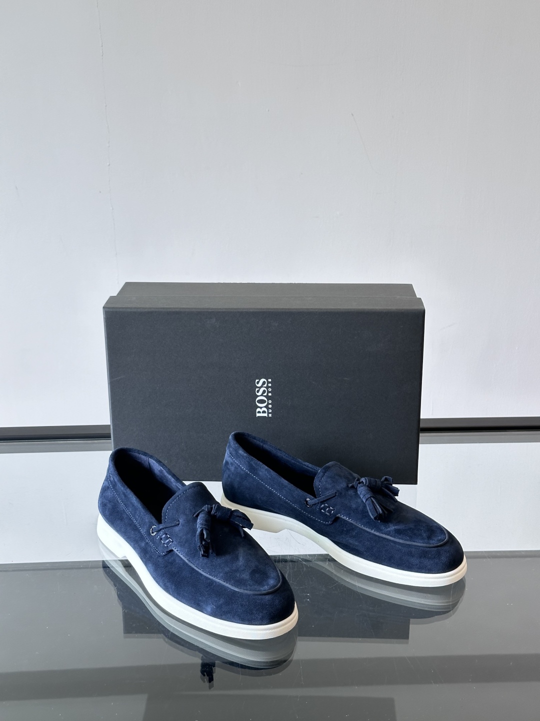 BOSS男士新款套脚流苏乐福鞋👞，
选用进口麂皮制成，鞋面同材质流苏吊坠装饰，细致均匀的手工马克走线，经