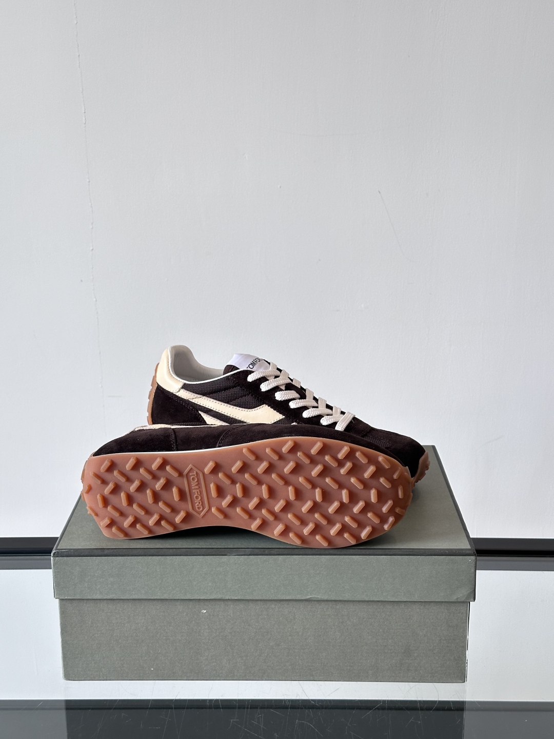 TOMFORD SS25新款运动休闲鞋👟
跃动新潮复古之间，先锋魅力自如切换。经典百搭款休闲鞋，透气舒适
