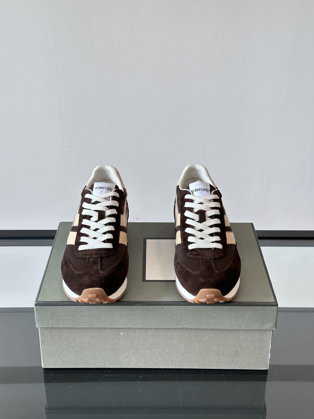 TOMFORD SS25新款运动休闲鞋👟
跃动新潮复古之间，先锋魅力自如切换。经典百搭款休闲鞋，透气舒适