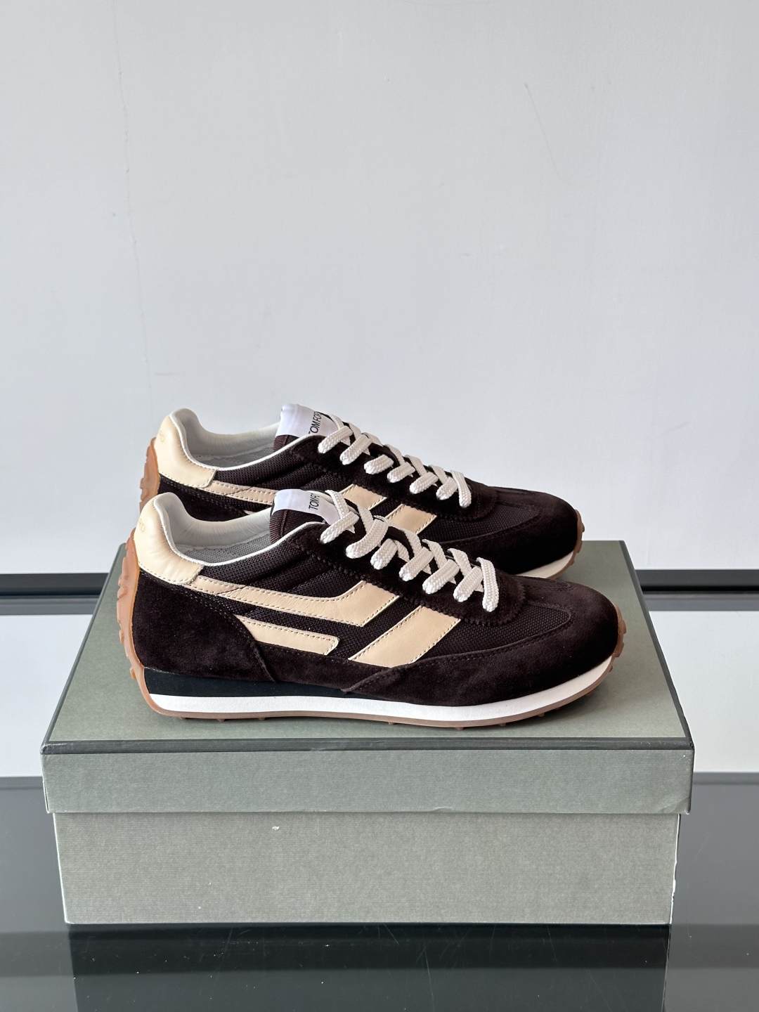 TOMFORD SS25新款运动休闲鞋👟
跃动新潮复古之间，先锋魅力自如切换。经典百搭款休闲鞋，透气舒适