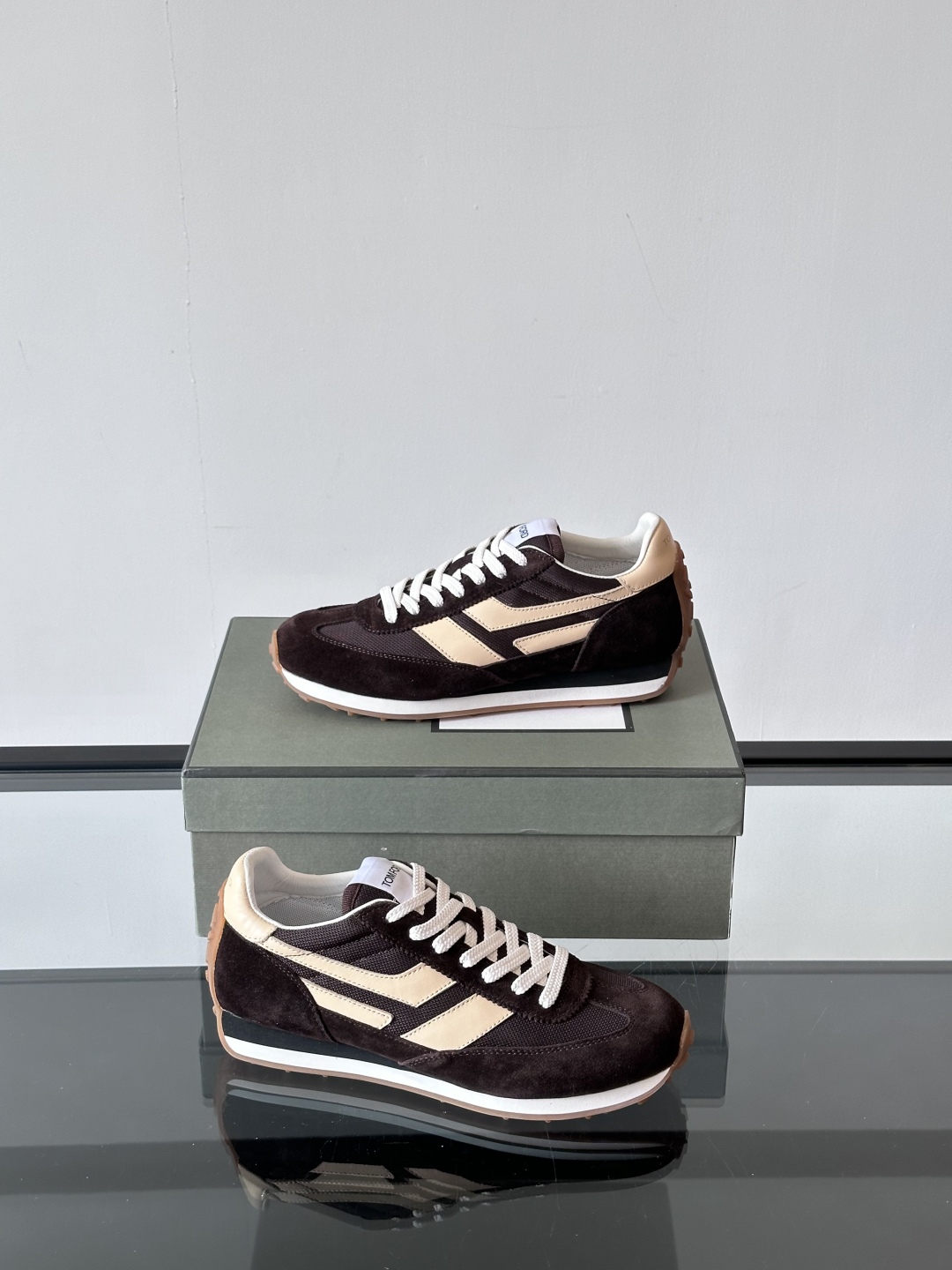 TOMFORD SS25新款运动休闲鞋👟
跃动新潮复古之间，先锋魅力自如切换。经典百搭款休闲鞋，透气舒适