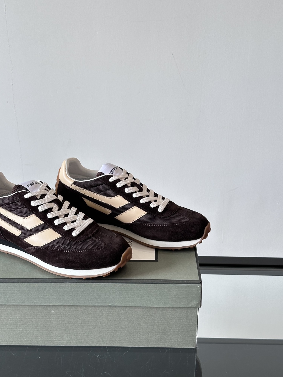 TOMFORD SS25新款运动休闲鞋👟
跃动新潮复古之间，先锋魅力自如切换。经典百搭款休闲鞋，透气舒适