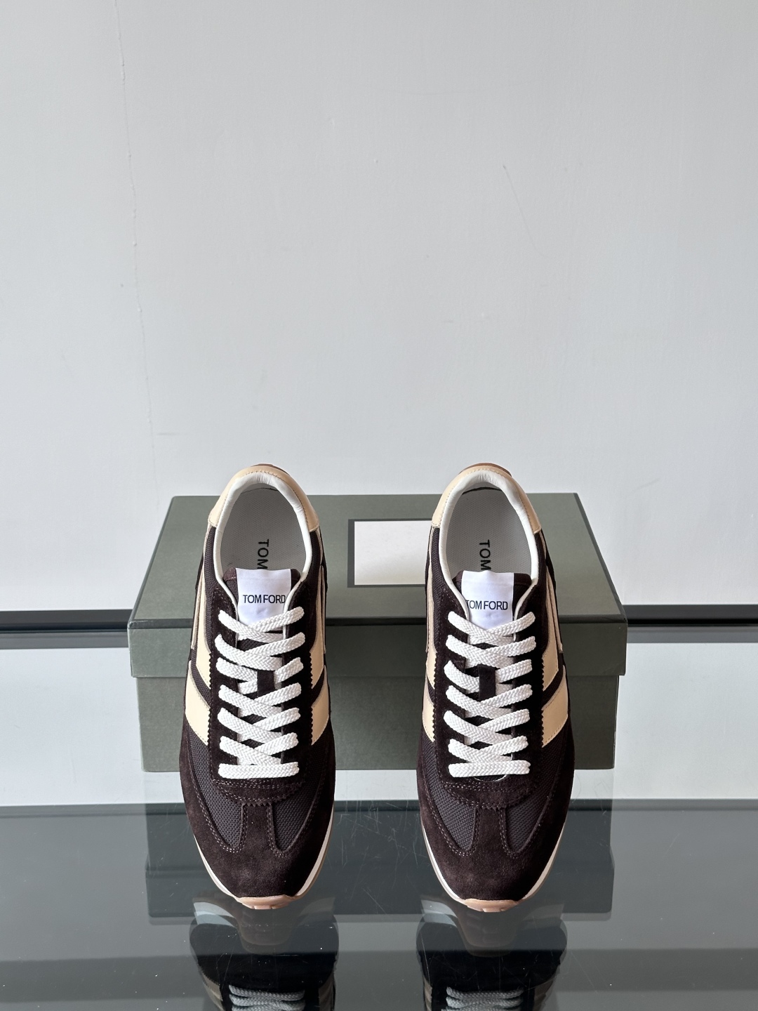 TOMFORD SS25新款运动休闲鞋👟
跃动新潮复古之间，先锋魅力自如切换。经典百搭款休闲鞋，透气舒适