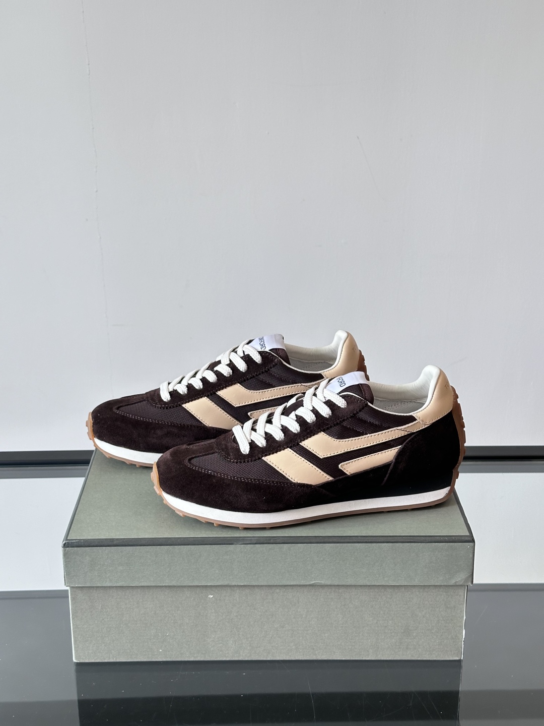 TOMFORD SS25新款运动休闲鞋👟
跃动新潮复古之间，先锋魅力自如切换。经典百搭款休闲鞋，透气舒适