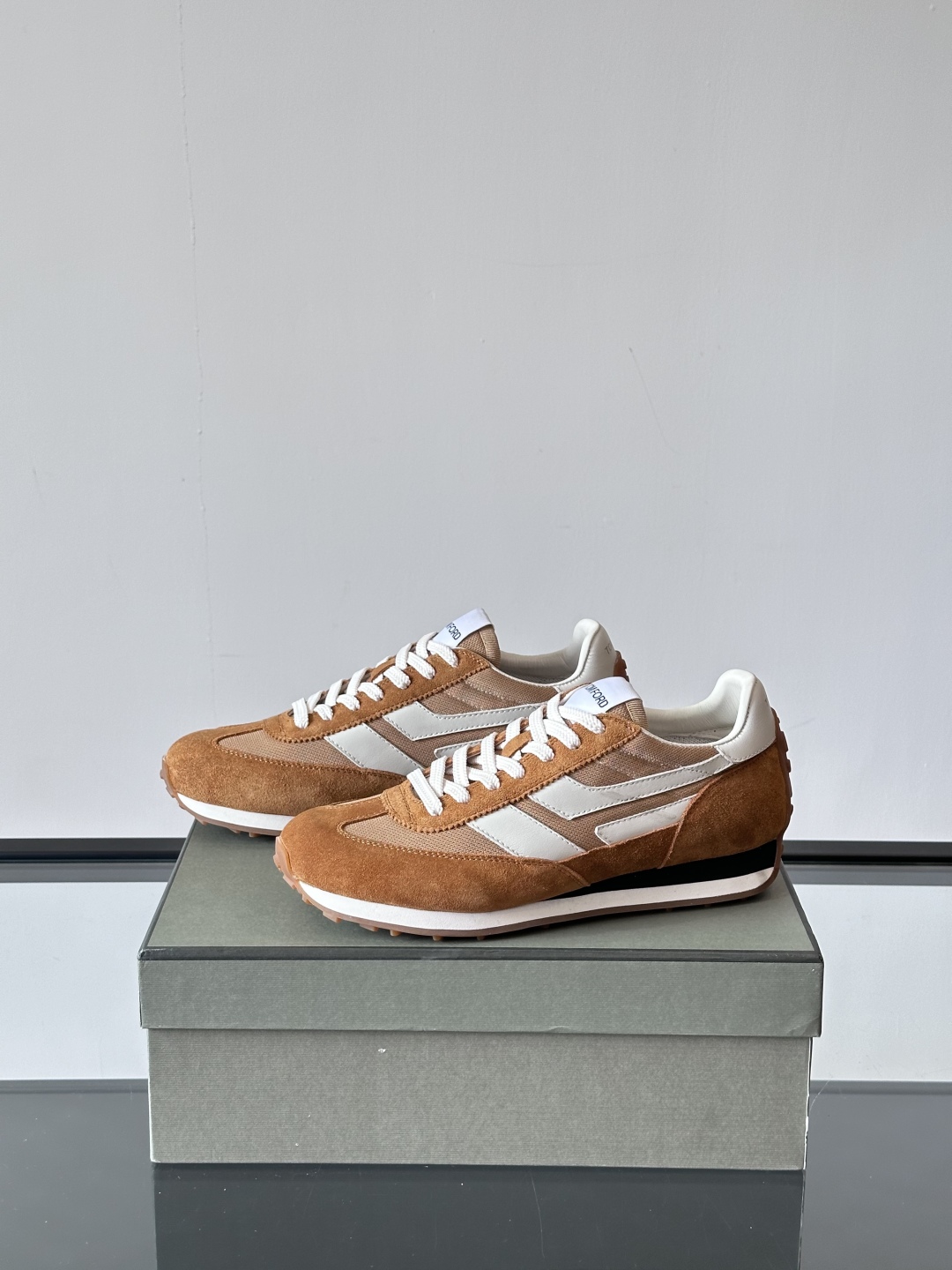TOMFORD SS25新款运动休闲鞋👟
跃动新潮复古之间，先锋魅力自如切换。经典百搭款休闲鞋，透气舒适