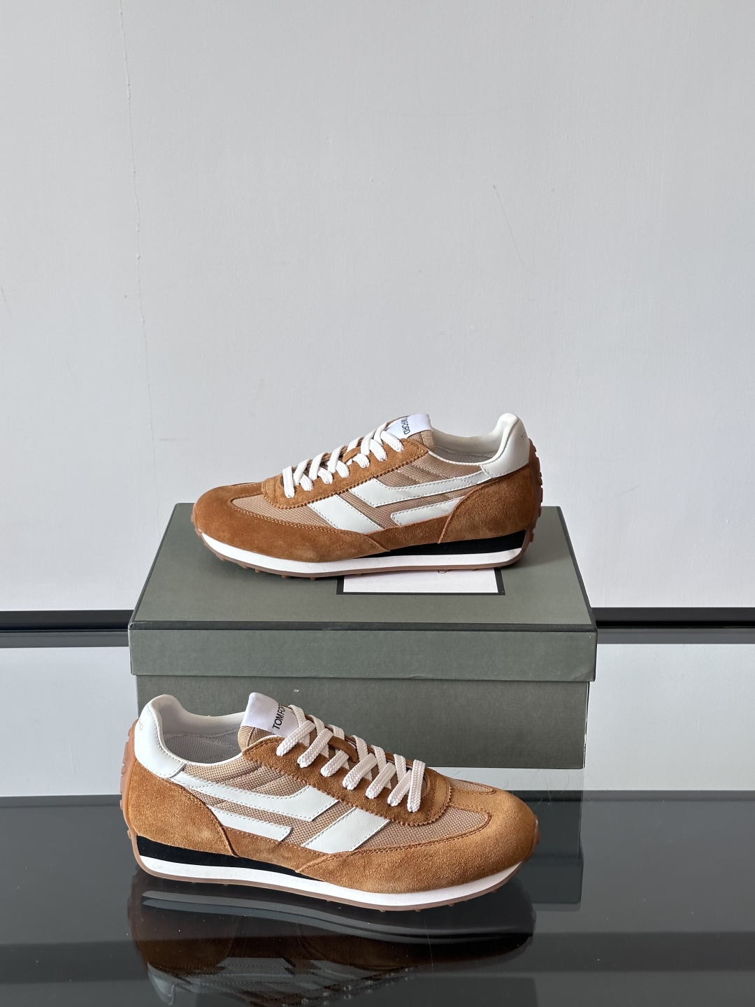 TOMFORD SS25新款运动休闲鞋👟
跃动新潮复古之间，先锋魅力自如切换。经典百搭款休闲鞋，透气舒适