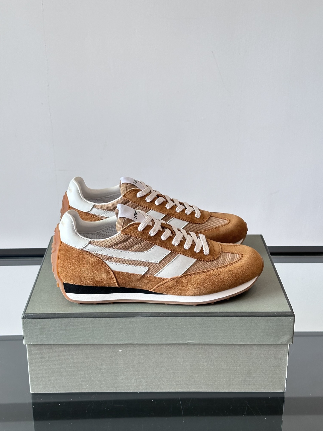 TOMFORD SS25新款运动休闲鞋👟
跃动新潮复古之间，先锋魅力自如切换。经典百搭款休闲鞋，透气舒适